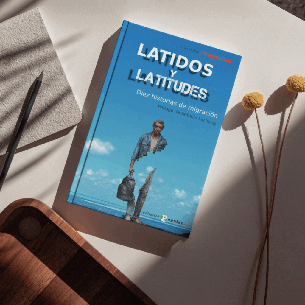Libro Latidos y latitudes en una mesa