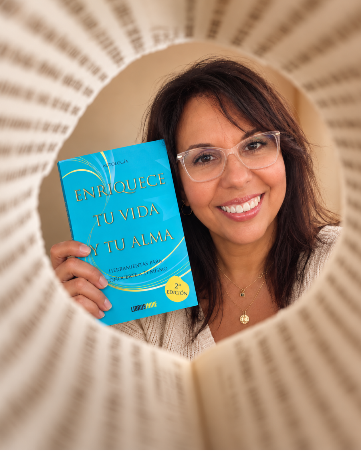 Perla Crespo-Izaguirre con el libro Enriquece tu vida y tu alma