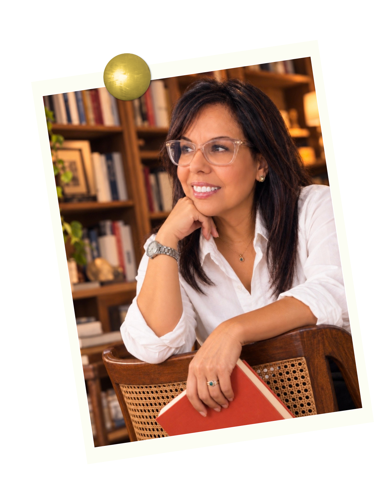Perla Crespo-Izaguirre en una biblioteca con un libro